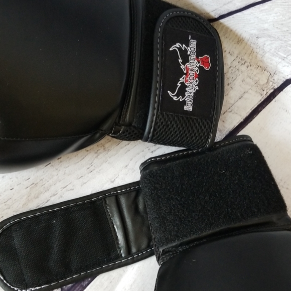 Classic Black Boxing Gloves - One Size - Picture 8 of 8